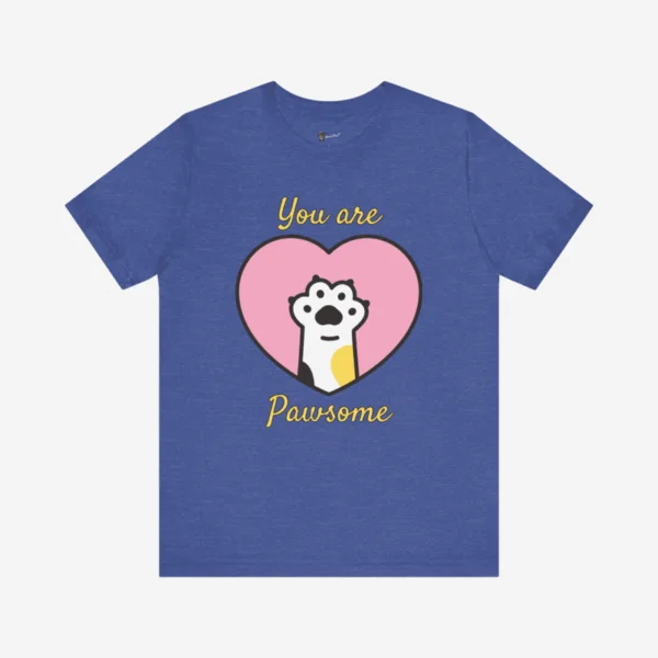 T-shirt with dogs prints and positive quotes.
