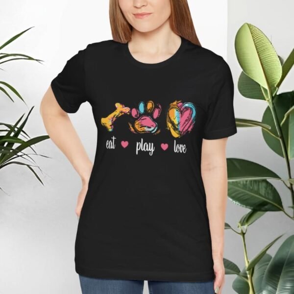 T-shirt with dogs and positive quotes.